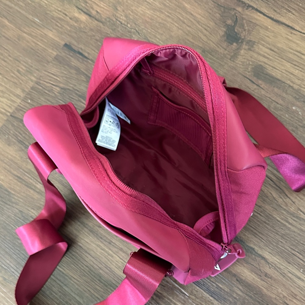 Gymshark Cherry Red Shoulder Bag - Picture 3 of 4